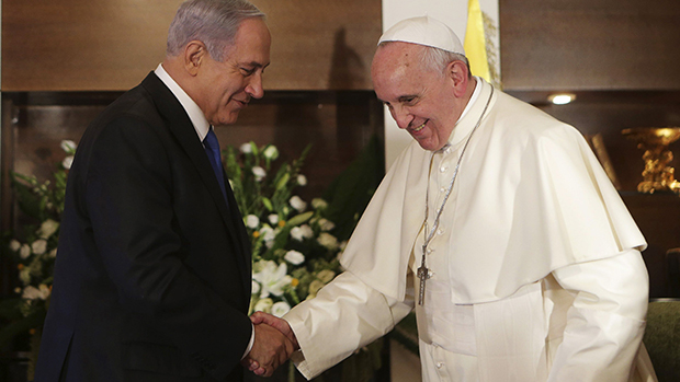 Em Jerusalém, papa Francisco cumprimenta o primeiro-ministro de Israel, Benjamin Netanyahu