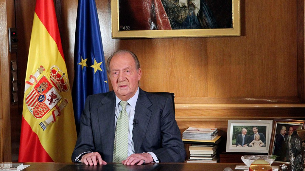 O Rei da Espanha, Juan Carlos, abdica ao trono depois de quase 40 anos no poder. O príncipe Felipe, seu filho, irá sucedê-lo
