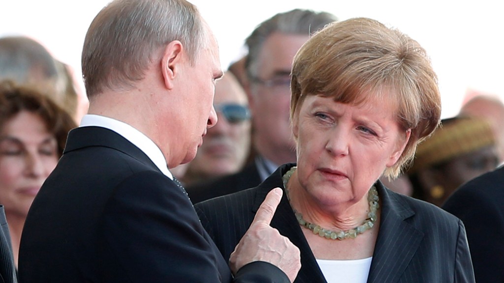 A chanceler alemã Angela Merkel com o presidente da Rússia, Vladimir Putin, durante as comemorações do 'Dia D', na França