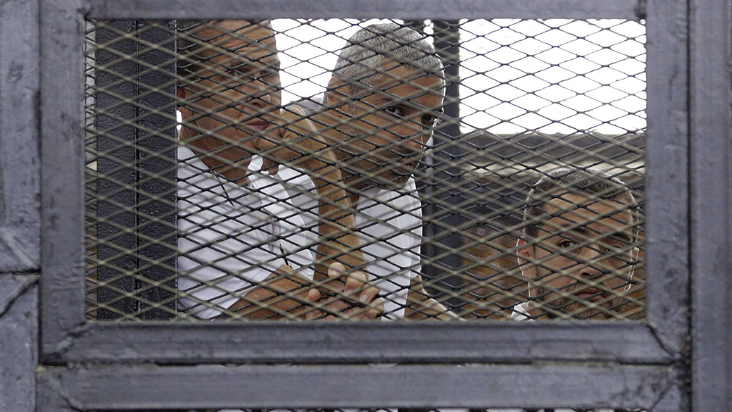 Três jornalistas da rede Al-Jazeera, Peter Greste, Mohamed Fahmy e Baher Mohamed, foram condenados pelo tribunal do Cairo a sete anos de prisão devido à acusações de apoio à Irmandade Mulçumana; Sediada no Catar, a Al-Jazeera está proibida de operar dentro o Egito, após autoridades terem acusado o canal de transmitir reportagens favoráveis ao ex-presidente Mohamed Morsi