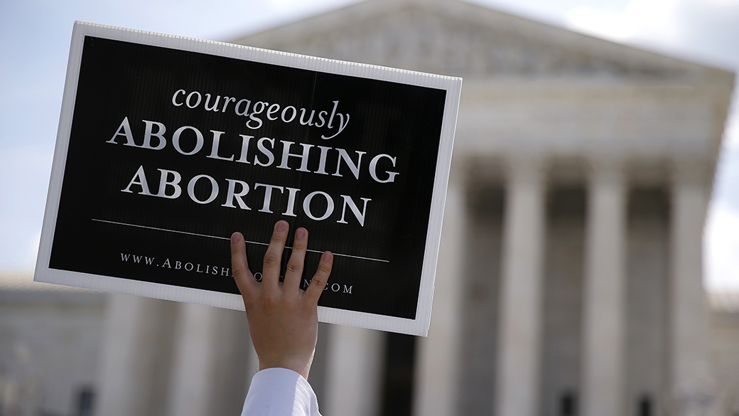 Grupo celebra a decisão da Suprema Corte dos Estados Unidos - que revogou a lei da 'zona de proteção' em torno de clínicas de aborto - do lado de fora do Tribunal, em Washington
