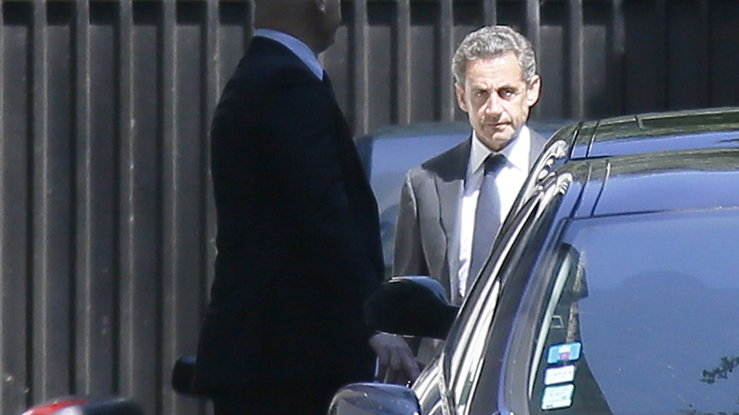 O ex-presidente da França, Nicolas Sarkozy, deixa sua residência em Paris; O político está sob investigação formal por tentativa de influência em campanha eleitoral de 2007, informou o Ministério Público