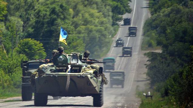 Forças ucranianas se deslocam para o norte da região de Donetsk para participar de uma operação anti-terrorista contra os rebeldes pró-Kremlin