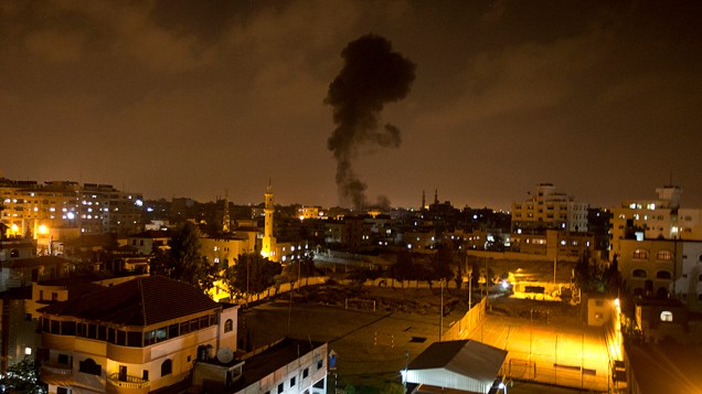 Nuvem de fumaça vista após um ataque com mísseis israelenses que atingiram a Cidade de Gaza