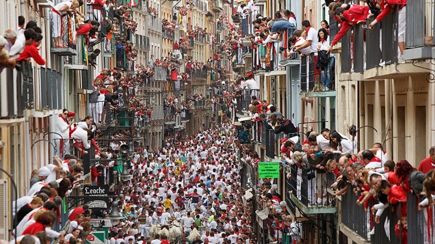 Milhares de foliões participa da corrida de touros na Calle Estafeta durante o Festival de São Firmino, na cidade espanhola de Pamplona