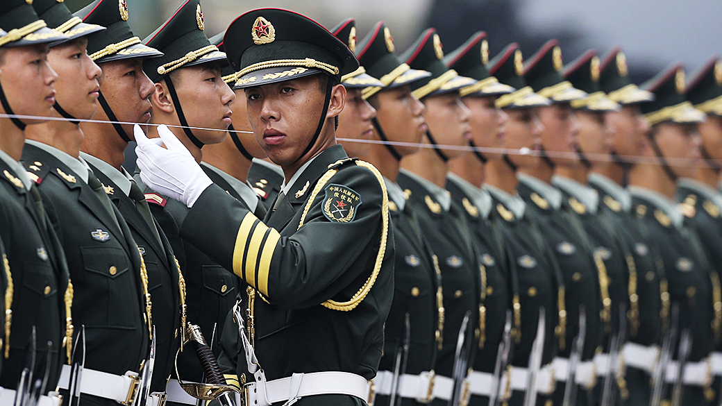 Oficial do Exército de Libertação Popular da China verifica o alinhamento dos guardas durante cerimônia de recepção da chanceler alemã Angela Merkel do lado de fora do Grande Salão do Povo, em Pequim