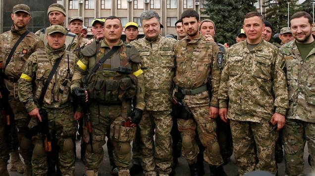O presidente ucraniano, Petro Poroshenko, com os membros do esquadrão especial da polícia nacional, na cidade de Slaviansk; O Governo da Ucrânia mantém pressão militar contra os rebeldes pró-Rússia, exigindo que os separatistas deponham as armas