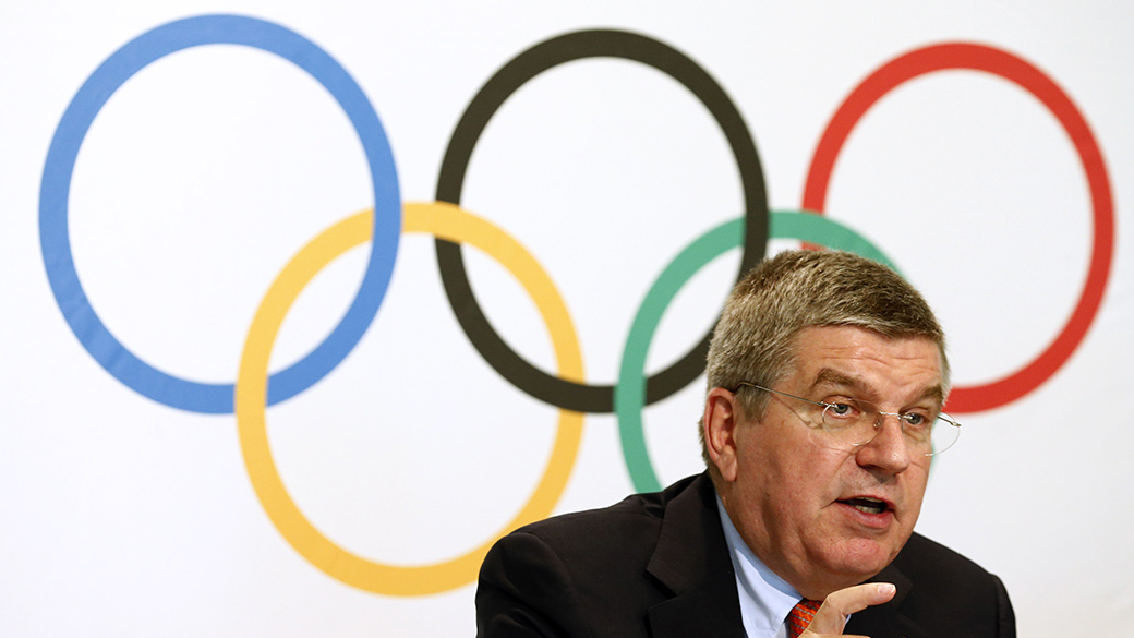 O presidente do Comitê Olímpico Internacional (COI), Thomas Bach, em entrevista após reunião do conselho executivo, em Lausanne, na Suíça