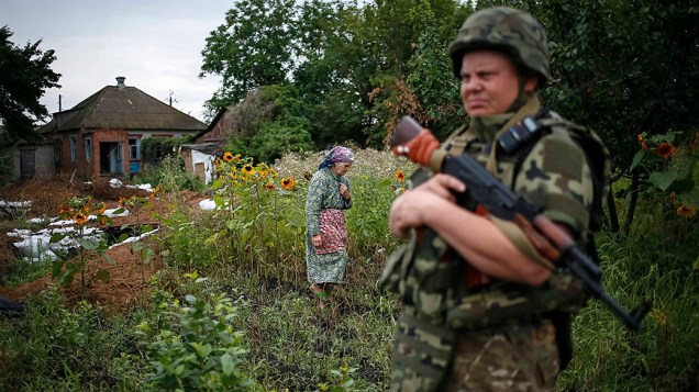 Membro da força-tarefa especial da polícia ucraniana Kiev-1 patrulha a aldeia ucraniana de Semenovka perto Sloviansk