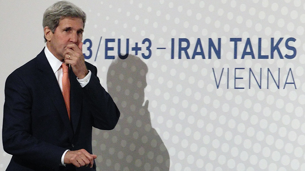 O Secretário de Estado dos Estados Unidos, John Kerry, durante coletiva em Viena, na Áustria. Kerry anunciou nesta terça-feira (15) que o Irã não manterá o atual número de centrífugas de enriquecimento nuclear. A decisão faz parte de um acordo a longo prazo com seis potências mundiais que levaria a um fim gradual das 'sanções' impostas ao país