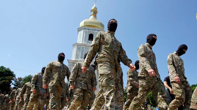 Novos voluntários do batalhão de defesa ucraniano Azov, são vistos em frente a Catedral de Santa Sofia, antes do juramento de fidelidade ao país, em Kiev; Os voluntários partirão em seguida para a Ucrânia oriental
