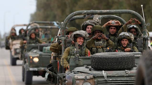 Soldados do exército israelense são vistos perto de Sufa, no sul da Faixa de Gaza. Palestinos tiveram, nesta quinta-feira (17), cinco horas de trégua humanitária devido a um acordo entre Israel e o Hamas. A intensificação dos conflitos na região já dura dez dias 