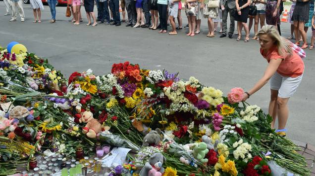 Centenas de pessoas deixaram flores e acenderam velas em frente à Embaixada doa Holanda em Kiev, um dia depois de um voo da Malásia Airlines transportando 298 pessoas de Amsterdã para Kuala Lumpur caiu no leste da Ucrânia