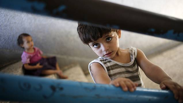 Crianças brincam em uma escola administrada pela ONU que se transformou em um abrigo improvisado na cidade de Gaza