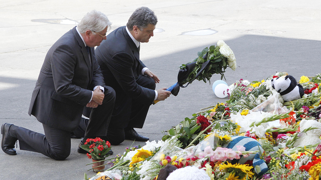 O presidente da Ucrânia, Presidente Petro Poroshenko, ao lado de embaixador holandês, Kees Klompenhouwer, deixa flores no memorial às vítimas da Malaysia Airlines, em frente à embaixada holandesa em Kiev, região central do país