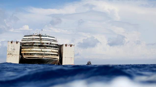 O cruzeiro Costa Concordia é visto durante a operação de desencalhe no porto de Giglio, na Itália