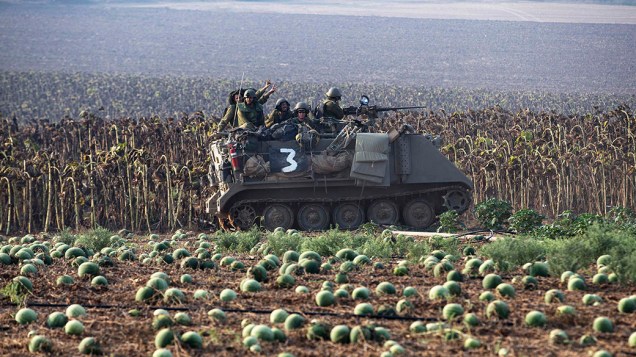 Soldados israelenses são vistos sobre um tanque de guerra, ao norte da Faixa de Gaza. O conflito na região já dura três semanas e o número de mortos já passou de 500. Autoridades internacionais pressionam Israel para um cessar-fogo imediato