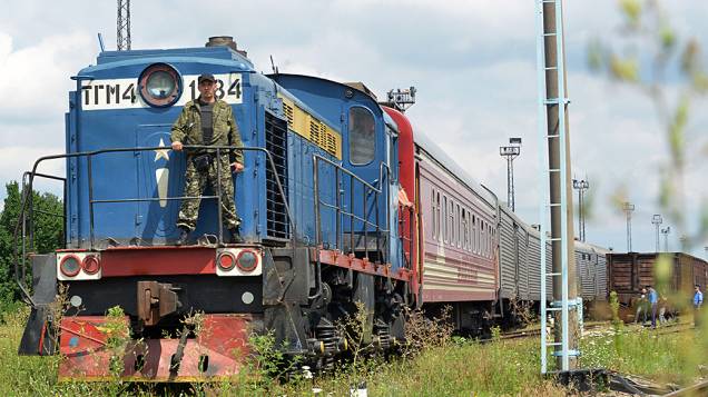 Comboio que transportava os corpos recuperados do vôo abatido da Malaysia Airlines chega à cidade de Kharkiv, na Ucrânia