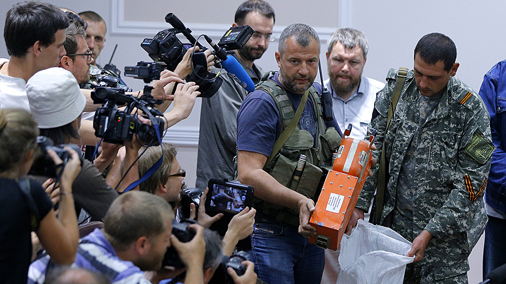 Rebeldes pró-Rússia entregaram as duas caixas-pretas do voo MH17 da Malaysia Airlines ao Conselho de Segurança Nacional da Malásia, em Donetsk