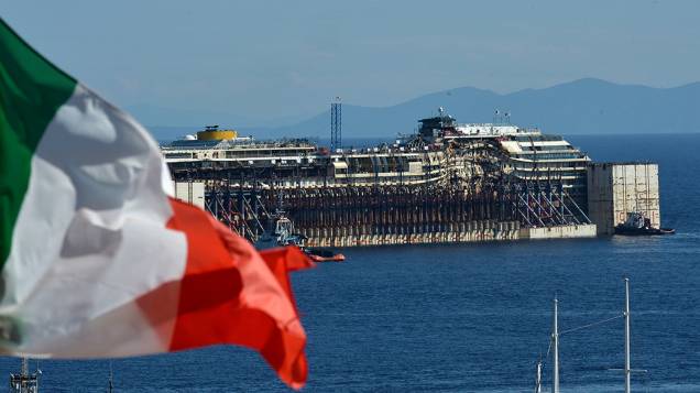 Na Itália, os restos do navio Costa Concordia, naufragado em 2012, são retirados do mar, em frente ao porto de Isola del Giglio, região central do país Na Itália, os restos do navio Costa Concordia, naufragado em 2012, são retirados do mar, em frente ao porto de Isola del Giglio, região central do país