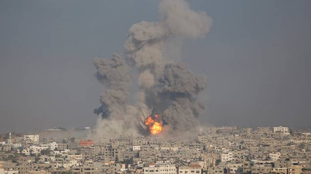 Muita fumaça é vista sobre Cidade de Gaza após um borbadeio israelense, em 29/07/2014. A única usina elétrica que ainda funcionava na região também foi bombardeada nesta manhã (29). Os conflitos que já passam de três semanas não apontam para um cessar-fogo