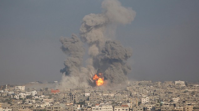 Muita fumaça é vista sobre Cidade de Gaza após um borbadeio israelense, em 29/07/2014. A única usina elétrica que ainda funcionava na região também foi bombardeada nesta manhã (29). Os conflitos que já passam de três semanas não apontam para um cessar-fogo