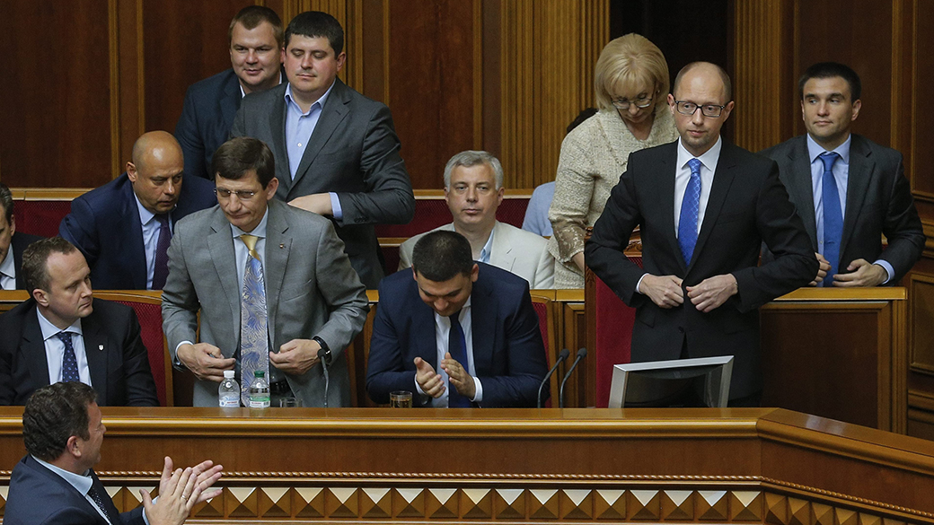 Deputados e membros do governo aplaudem depois de o Parlamento rejeitar a renúncia do primeiro-ministro ucraniano, Arseniy Yatseniuk, durante uma sessão em Kiev. Além da crise com as regiões separatistas, o país sofreu recentemente com denúncias de corrupção