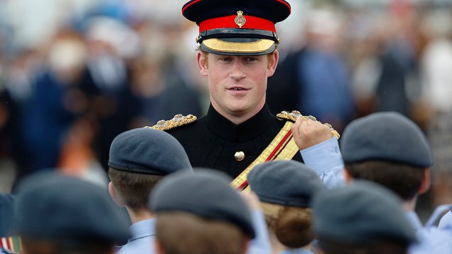 O príncipe Harry conversa com cadetes durante cerimônia que marco o centésimo aniversário da I Guerra Mundial, em Folkestone, ao sul da Inglaterra
