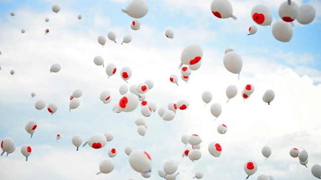 Cerca de 600 balões estampados com papoulas são soltos durante a cerimônia Short Step, em Folkestone, ao sul da Inglaterra, para marcar o centenário da I Guerra Mundial