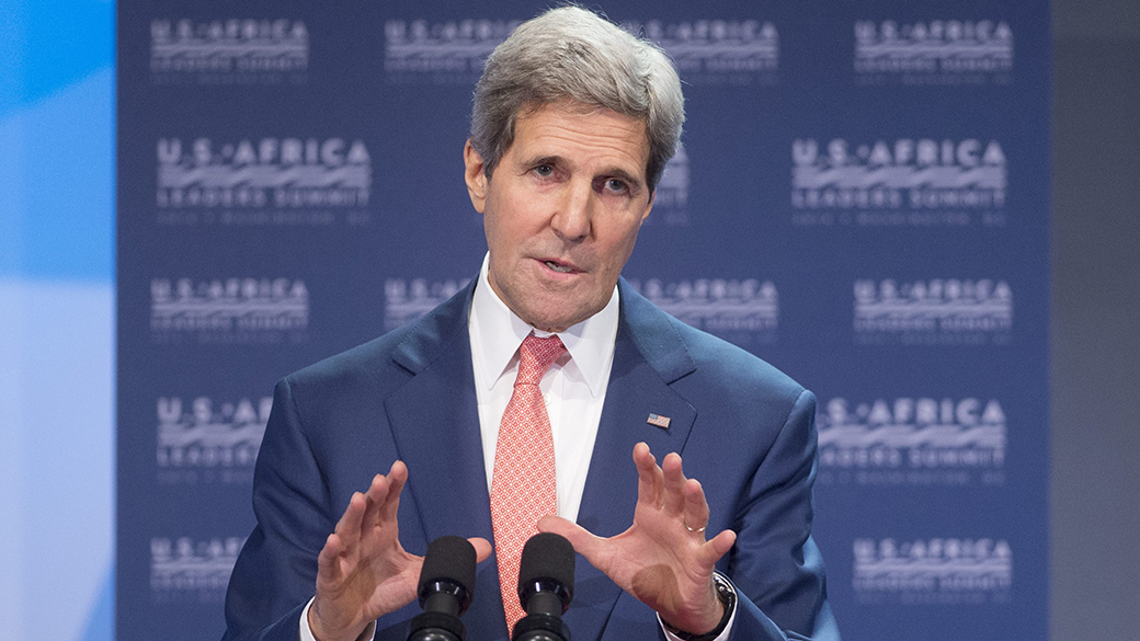 O secretário de Estado dos Estados Unidos, John Kerry, discursa durante o fórum sobre sociedade civil, na abertura da cúpula EUA-África, realizada em Washington. Cerca de 50 líderes africanos estarão presentes no evento, que tem como foco o desenvolvimento da 'confiança pública nas autoridades' como forma essencial de exercício da democracia e transparência da instituições de longo prazo