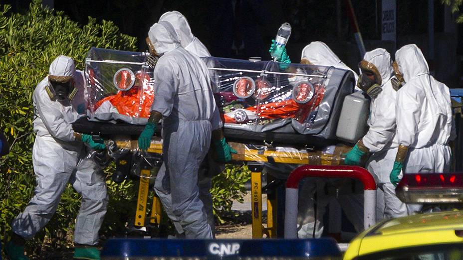 Religiosos Miguel Pajares, o primeiro espanhol infectado com o Ebola, e a missionária Juliana Bohi, na chegada ao hospital Carlos III em Madri, onde receberão tratamento