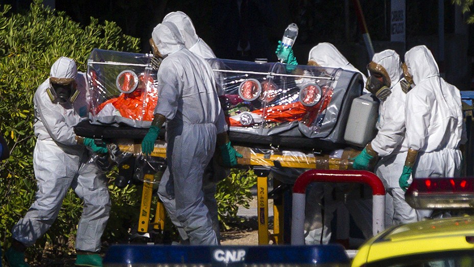 Religiosos Miguel Pajares, o primeiro espanhol infectado com o Ebola, e a missionária Juliana Bohi, na chegada ao hospital Carlos III em Madri, onde receberão tratamento