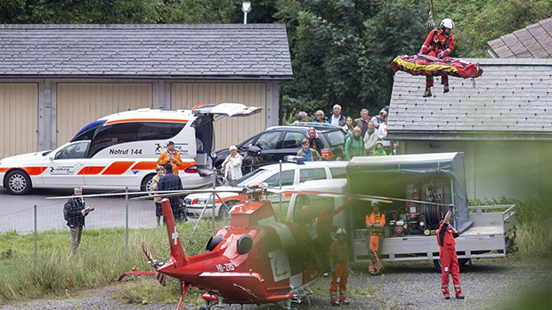 Vítima de um acidente com trem é socorrida perto Tiefencastel, na Suíça