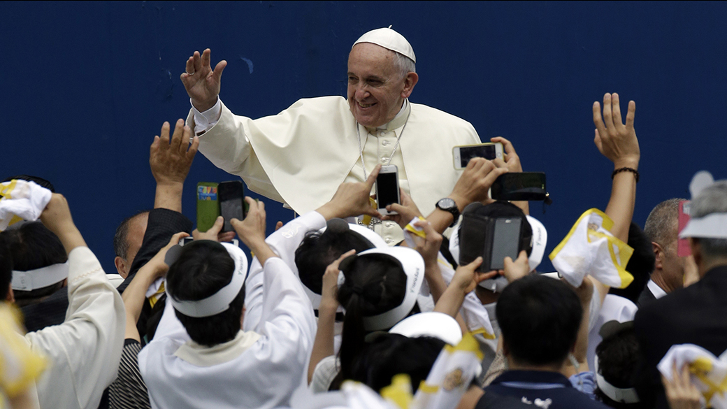 Fieis participam de missa conduzida pelo papa Francisco no Estádio da Copa do Mundo de Daejeon, na Coreia do Sul