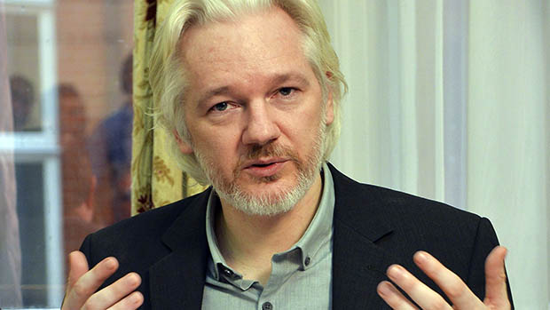 Em Londres, Julian Assange, fundador do WikiLeaks, durante entrevista na embaixada do Equador