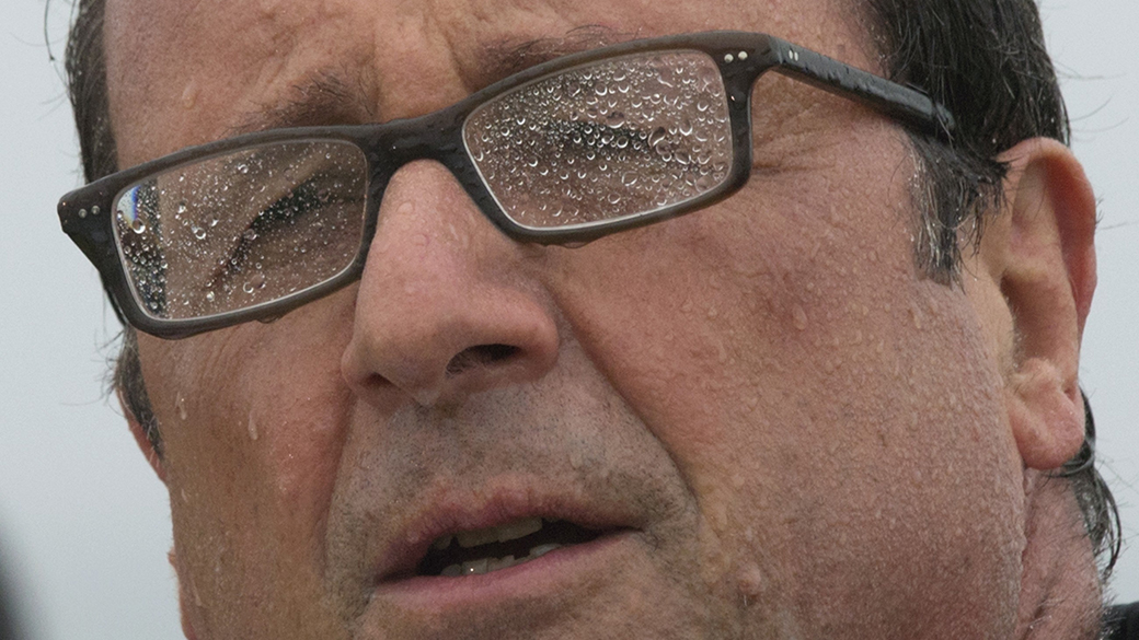 O presidente francês, François Hollande discursou na chuva na Ilha de Sein, na costa da Bretanha