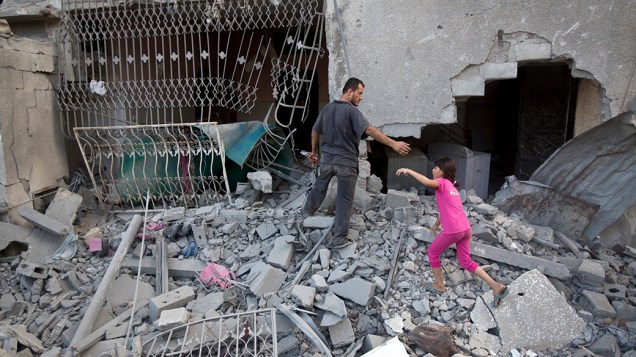 Em Gaza, moradores passam por escombros após ataque israelense