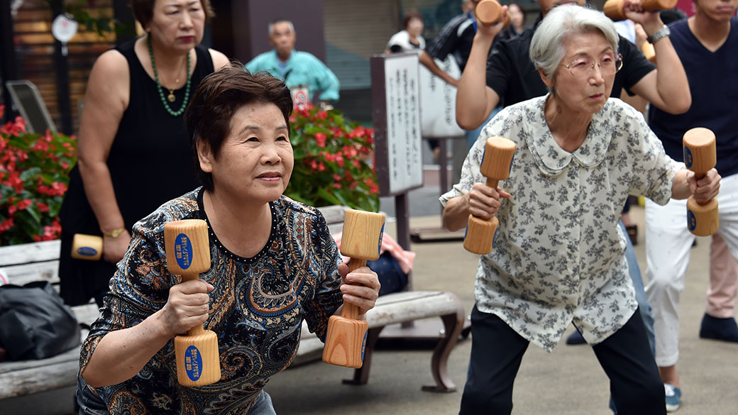 Idosos se exercitam com halteres de madeira em pátio de templo em Tóquio, nesta segunda-feira (15), em comemoração ao Dia de Respeito ao Idoso no Japão. Mais de 25% da população japonesa tem 65 anos ou mais, uma das maiores proporções do mundo