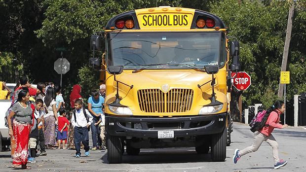 Crianças desembarcam de um ônibus escolar em frente ao apartamento do homem diagnosticado com ebola nos EUA, o primeiro caso identificado no país, em Dallas, no Texas. Autoridades de saúde disseram que ao menos 80 pessoas estiveram em contato com ele