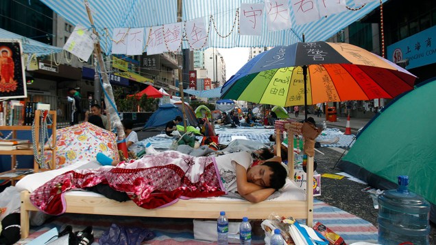 Estudante monta acampamento em rodovia de Hong Kong, em 10/10/2014