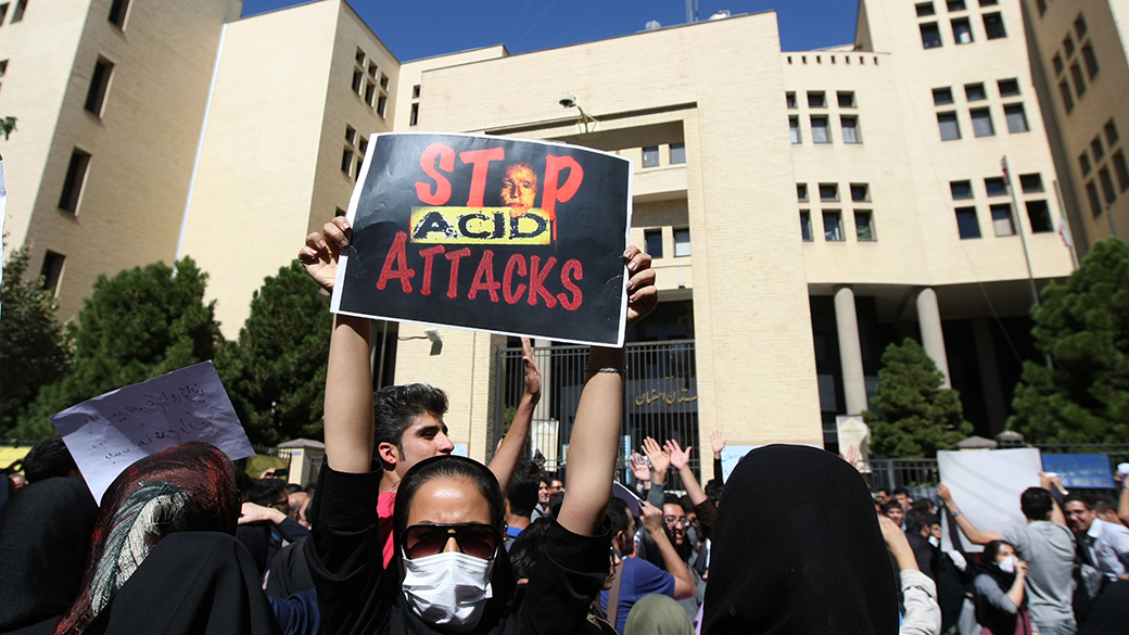 No Irã, manifestação contra o ataque de ácido contra mulheres