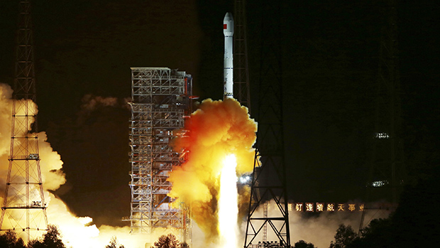 Foguete decola no Centro de Lançamento de Satélite de Xichang, na província de Sichuan, no sudoeste da China. A nave não tripulada testará as tecnologias utilizadas na sonda Chang'e-5, que fará a primeira missão chinesa à Lua