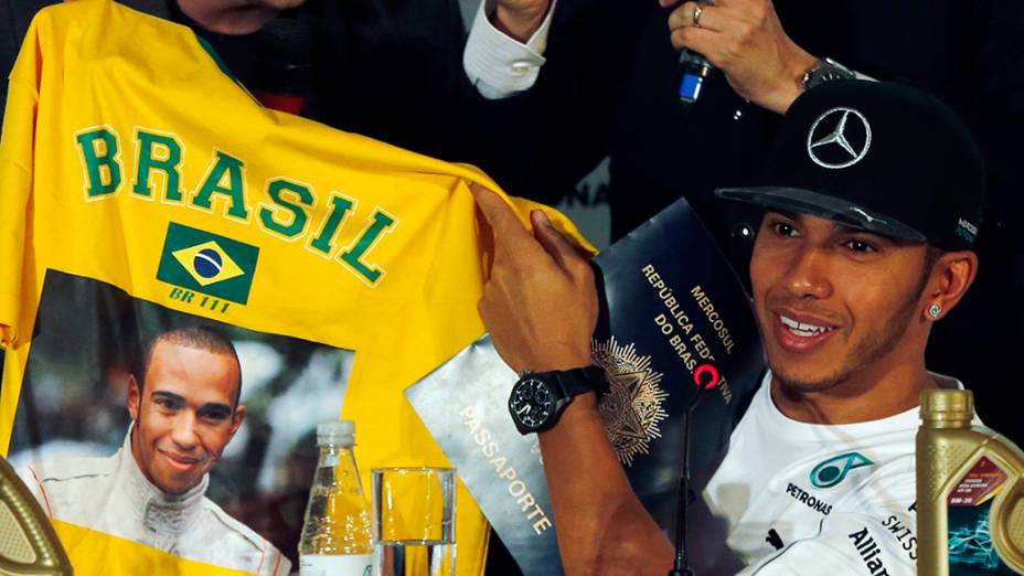 O piloto Lewis Hamilton recebe camisa personalizada durante coletva em São Paulo