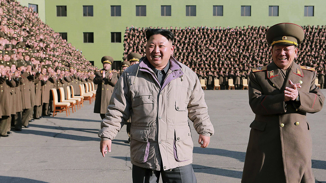 Imagem nesta quinta-feira (25), mostra o líder do país, Kim Jong Un, durante encontro com a equipe de logística do Exército Popular da Coreia do Norte