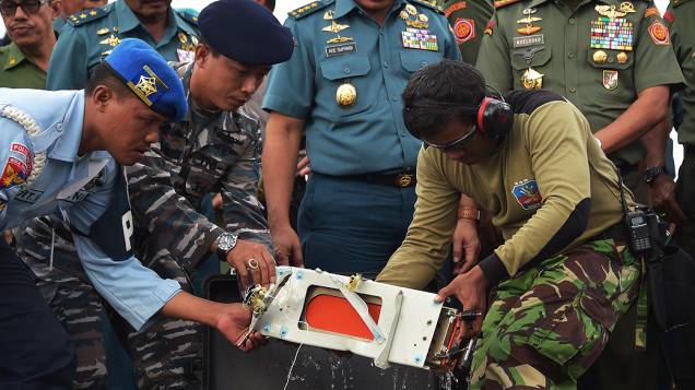 Mergulhadores indonésios recuperaram nesta segunda-feira (12) uma das duas caixas-pretas, com os dados do voo do avião da AirAsia acidentado no mar de Java, em 28 de dezembro passado, com 162 pessoas a bordo