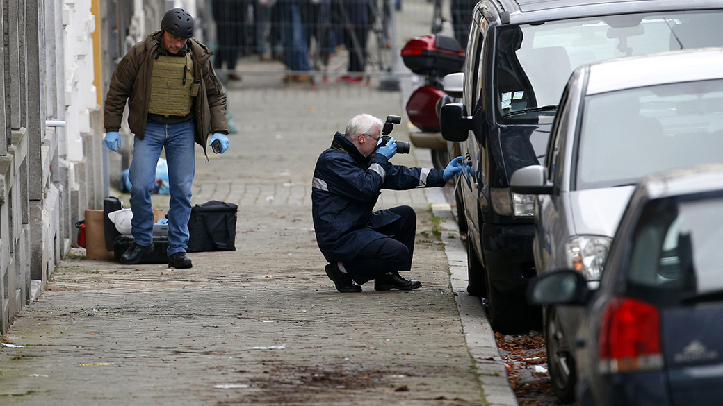 Investigadores em Verviers, na Bélgica, onde dois homens foram mortos durante uma operação anti-terrorismo