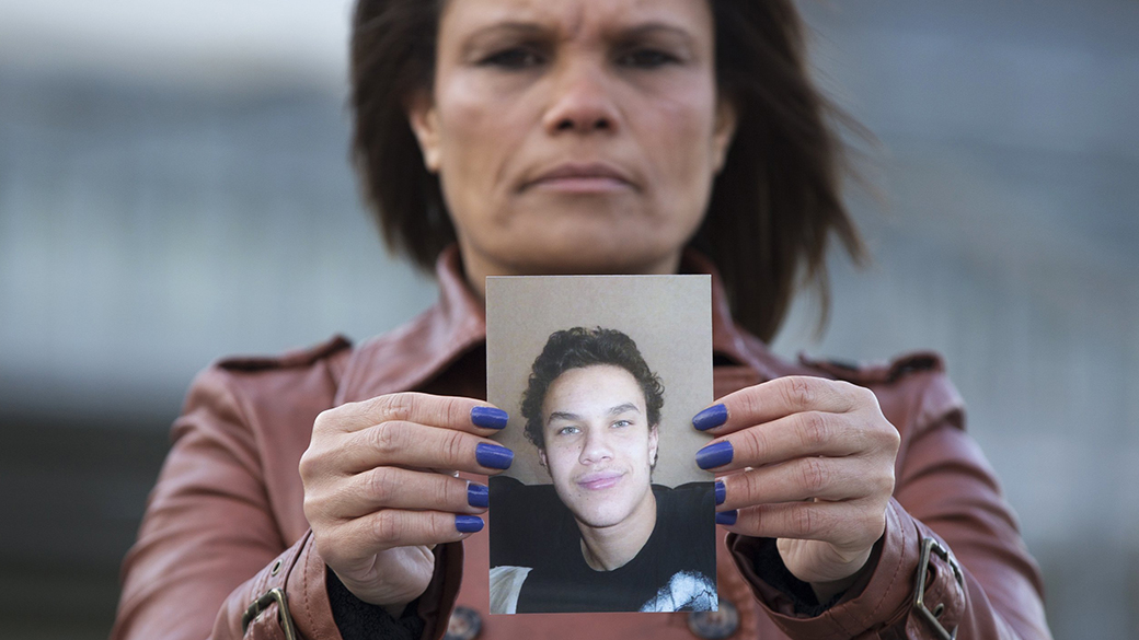 A brasileira Ozana Rodrigues segura a foto do filho Brian De Mulder, que se uniu ao Estado Islâmico