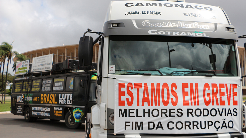 Concentração de caminhoneiros no estacionamento do Estádio Mané Garrincha, em Brasília - 03/03/2015