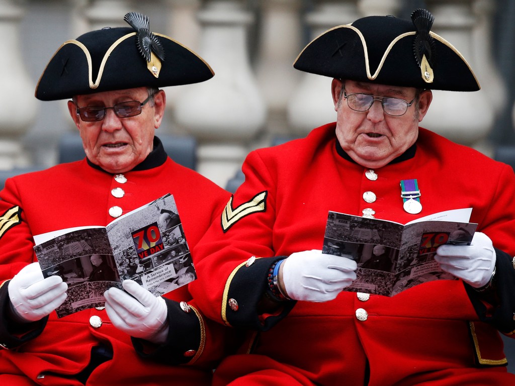 Militares britânicos aposentados participam de cerimônia para comemorar o 70º aniversário do fim da Segunda Guerra Mundial na Europa, em Londres - 08/05/2015