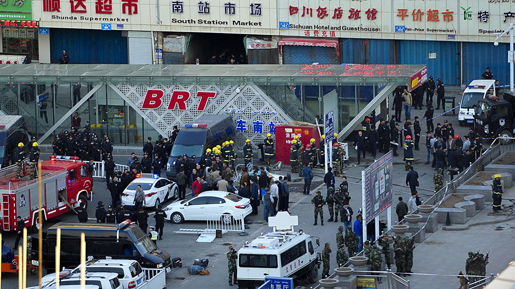 Equipes de segurança se reúnem perto do local de uma explosão do lado de fora da Estação Ferroviária Urumqi em Xinjiang, na China